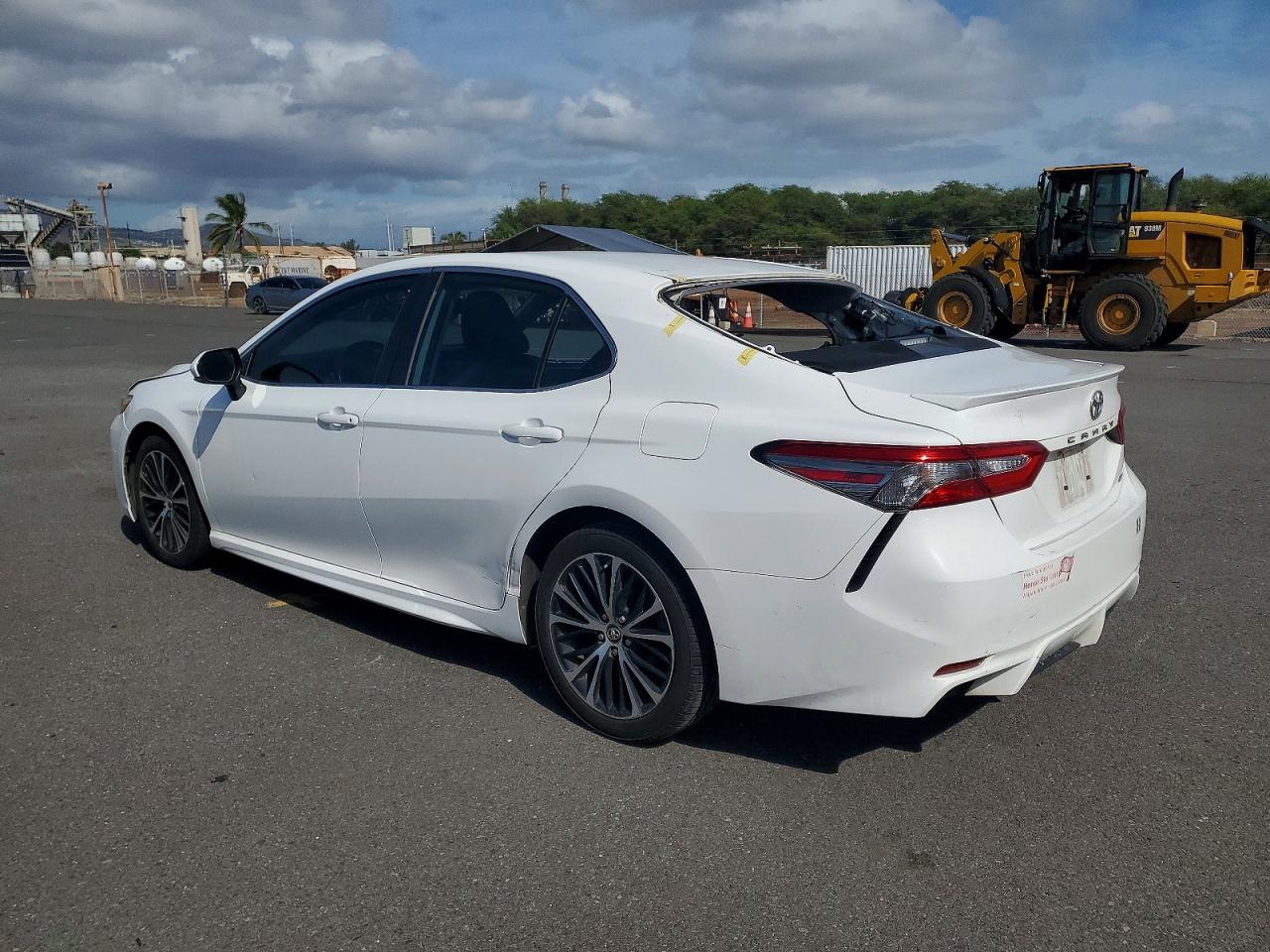 2019 TOYOTA CAMRY L photo 2