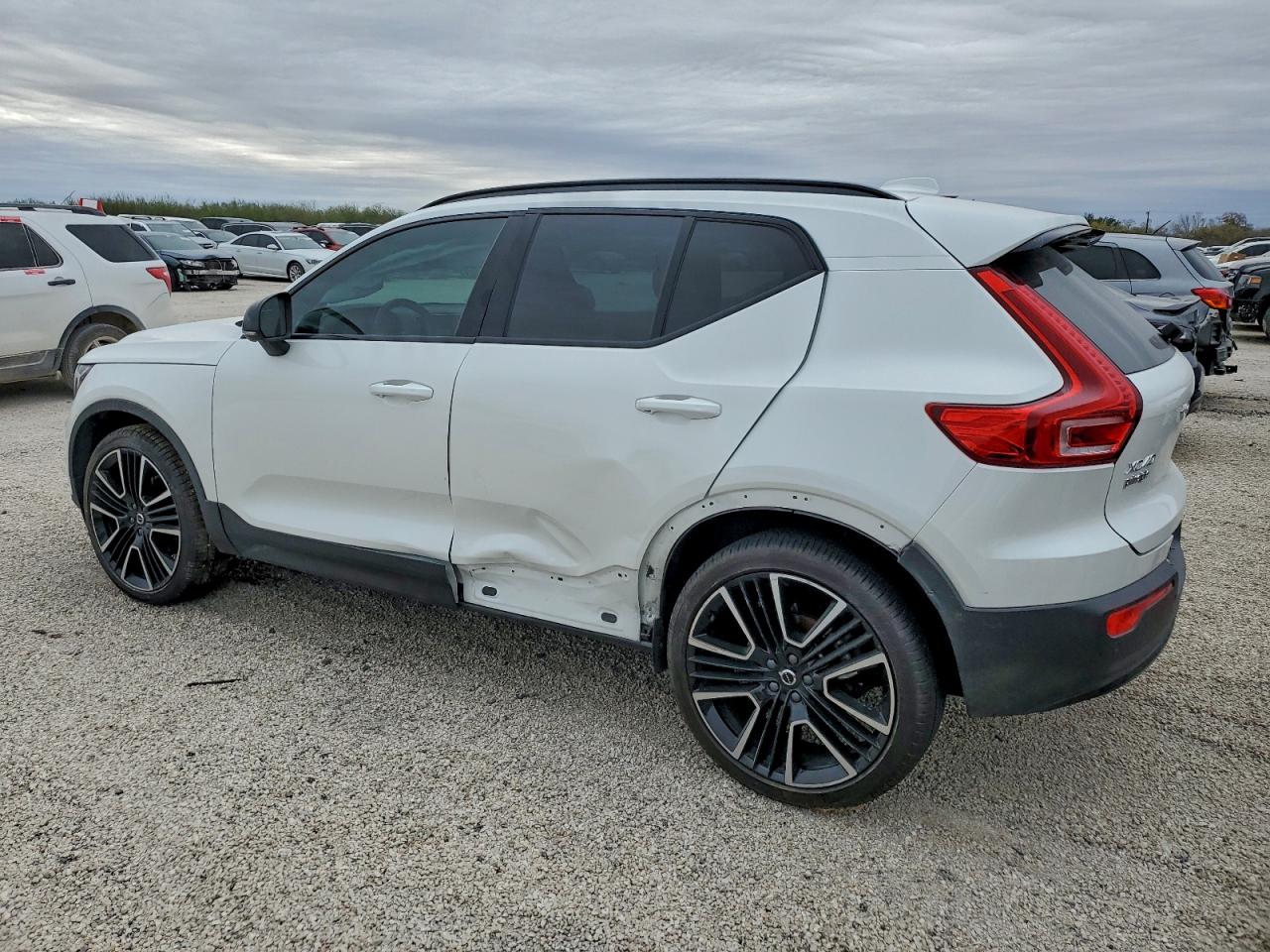 2024 VOLVO XC40 ULTIMATE photo 3