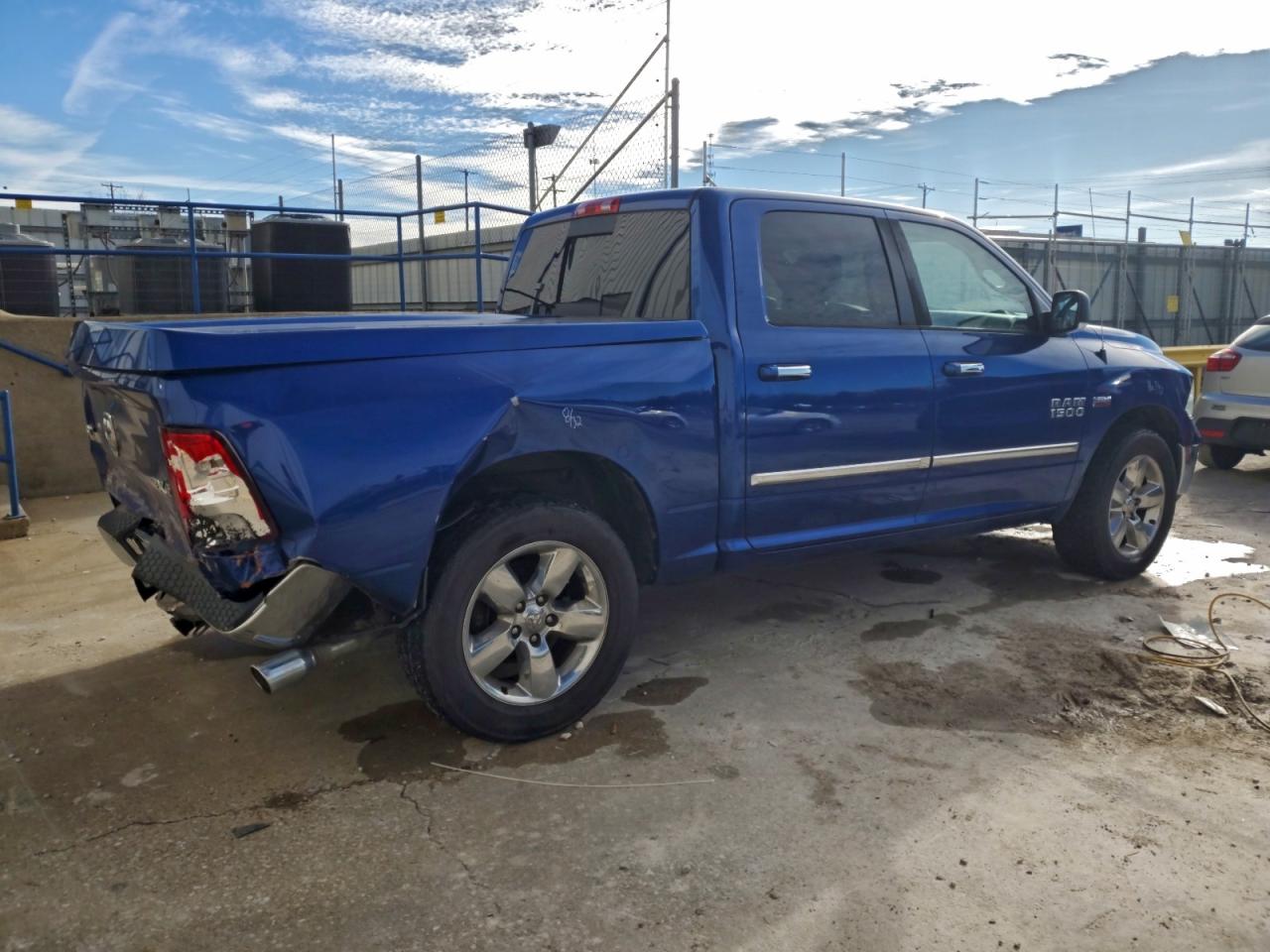 2016 RAM 1500 SLT photo 3