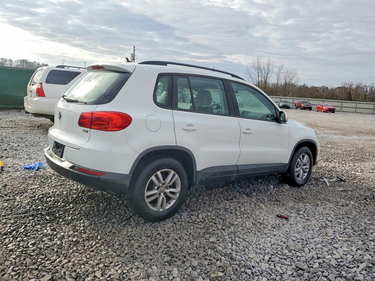 2016 VOLKSWAGEN TIGUAN S photo 3
