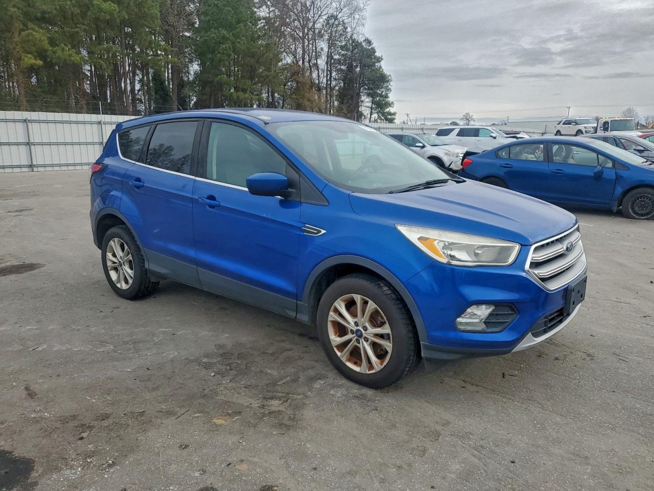 2017 FORD ESCAPE SE photo 4