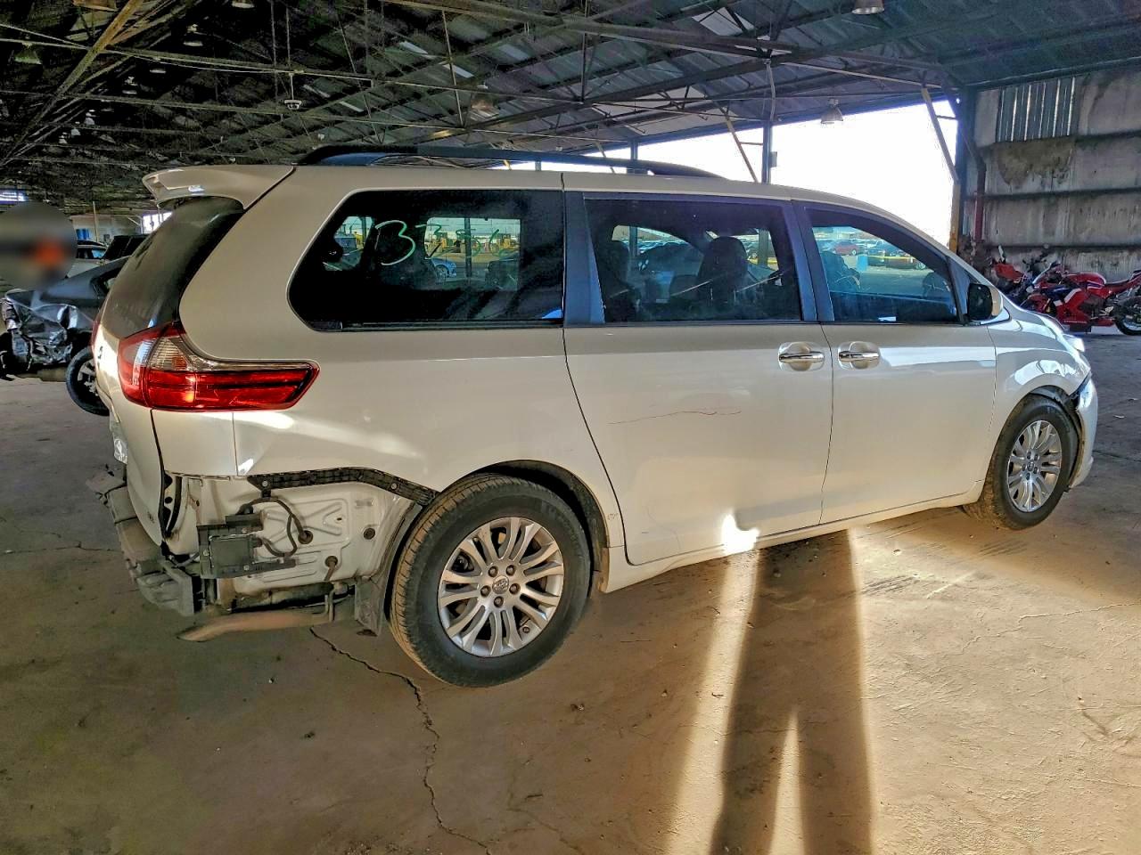 2017 TOYOTA SIENNA XLE photo 5