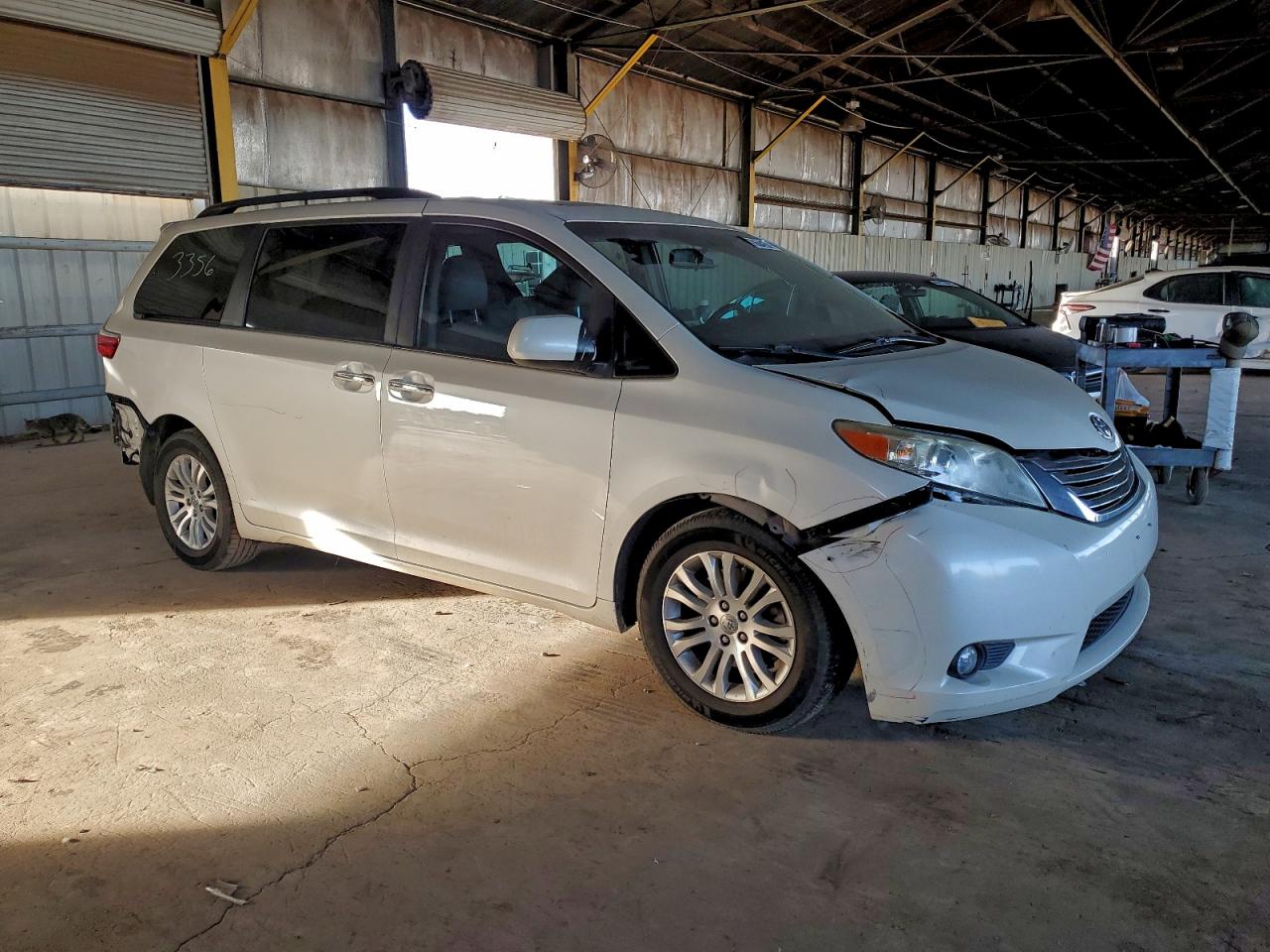 2017 TOYOTA SIENNA XLE photo 7