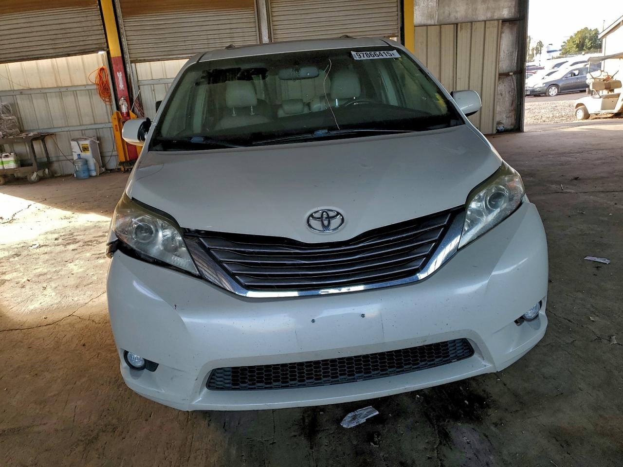 2017 TOYOTA SIENNA XLE photo 9