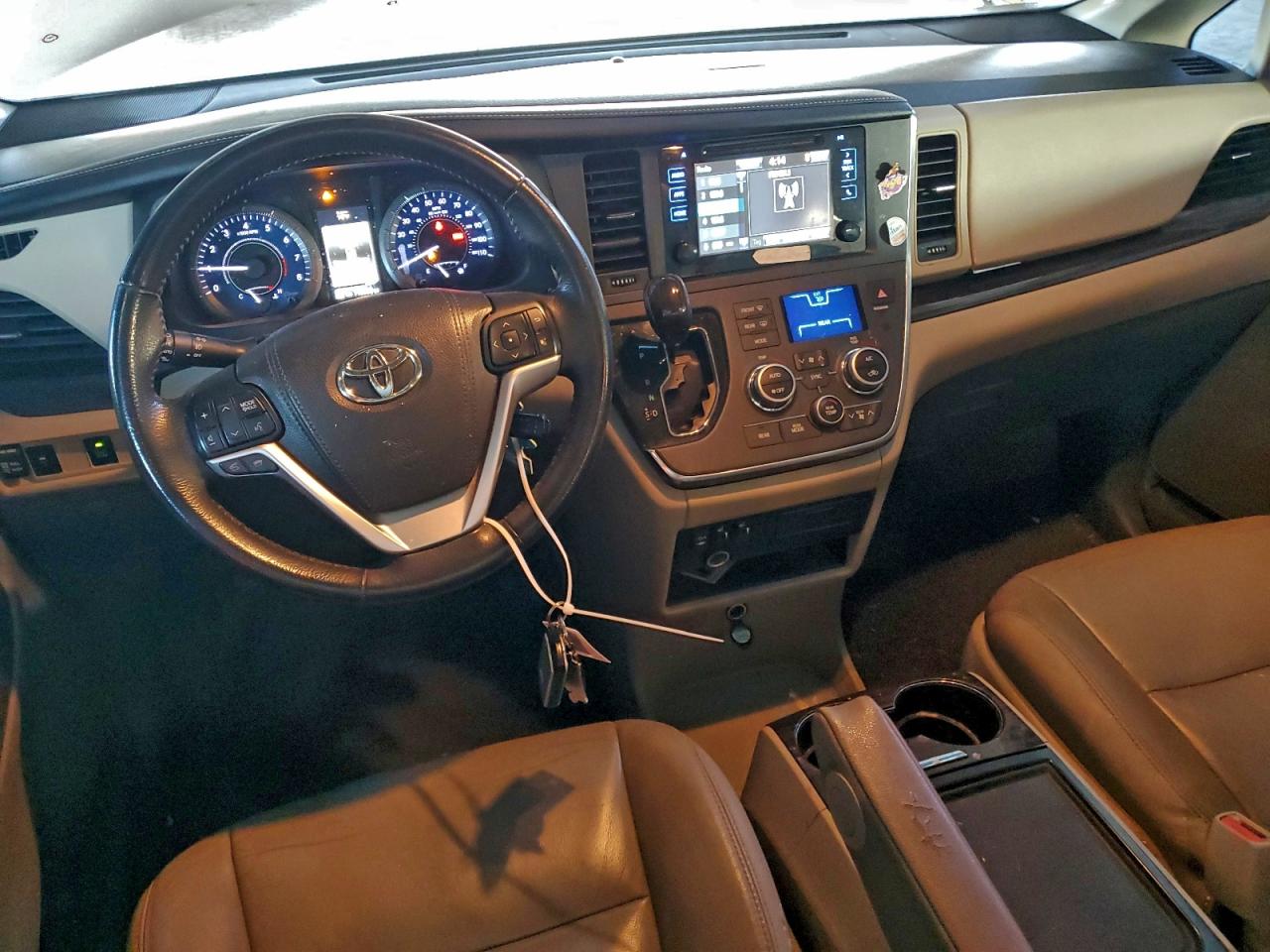 2017 TOYOTA SIENNA XLE photo 15