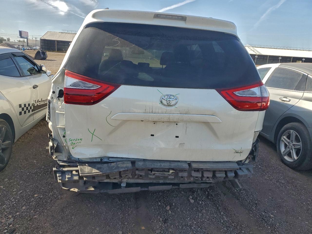 2017 TOYOTA SIENNA XLE photo 11