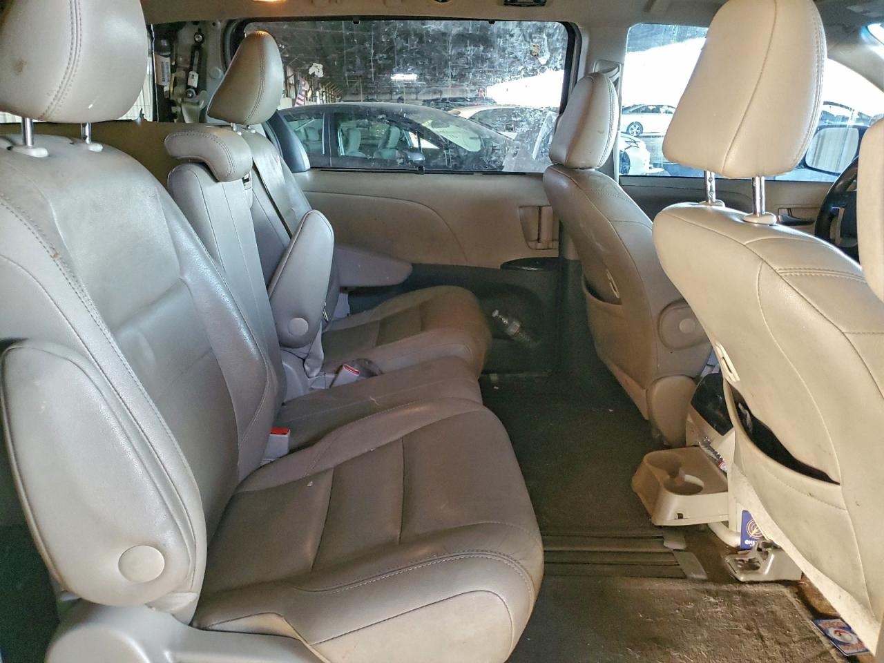 2017 TOYOTA SIENNA XLE photo 21