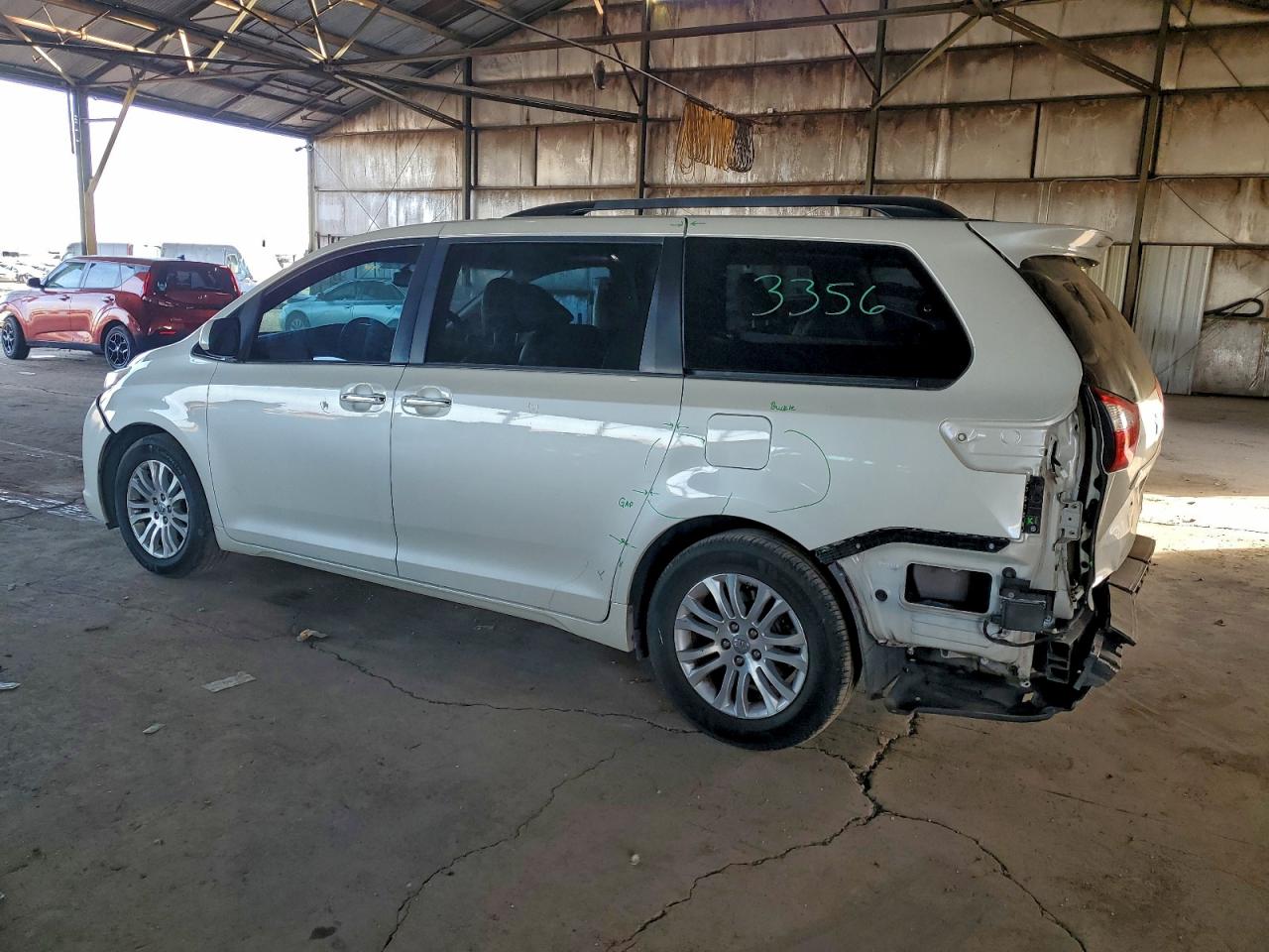 2017 TOYOTA SIENNA XLE photo 3