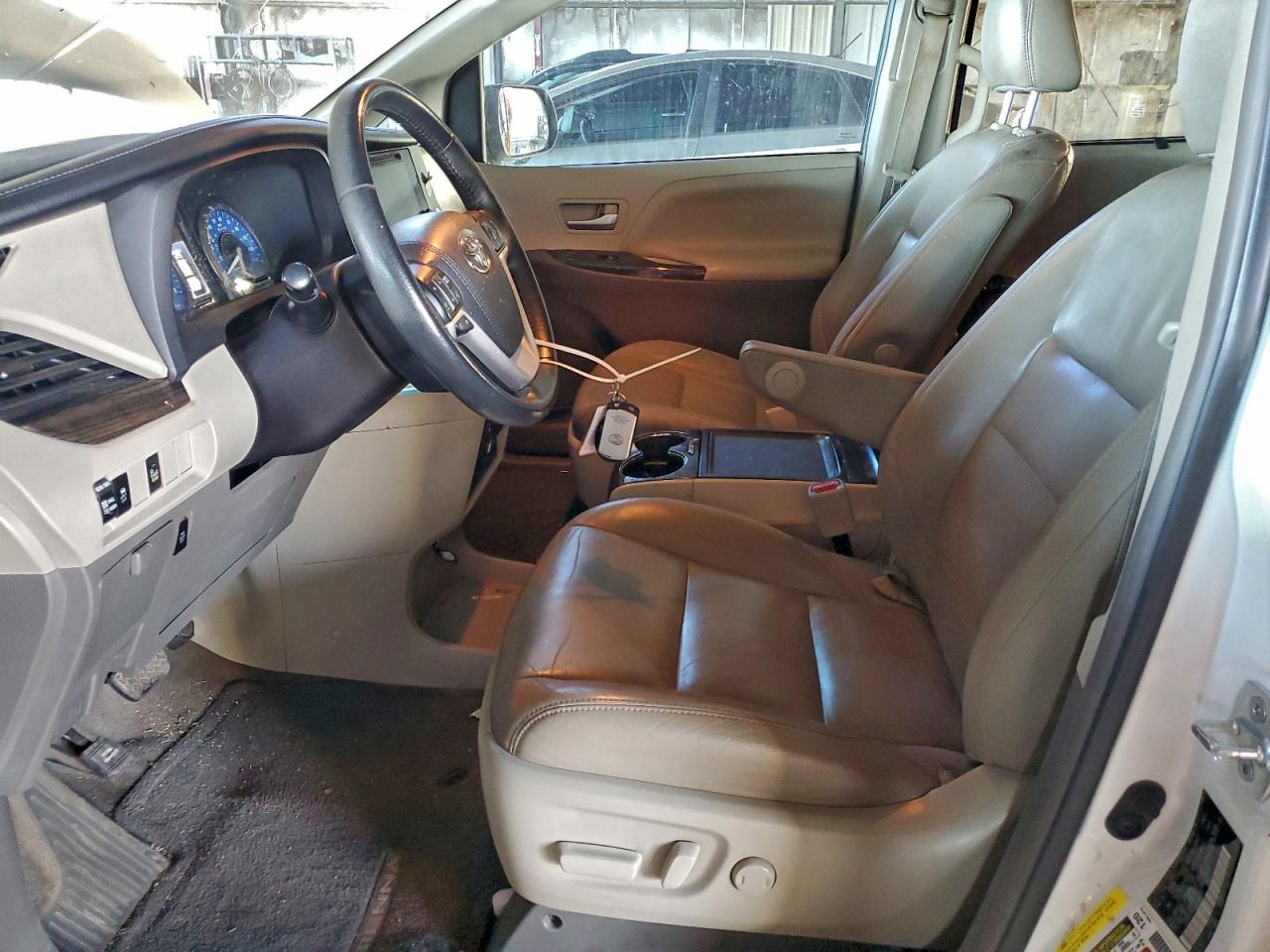 2017 TOYOTA SIENNA XLE photo 13