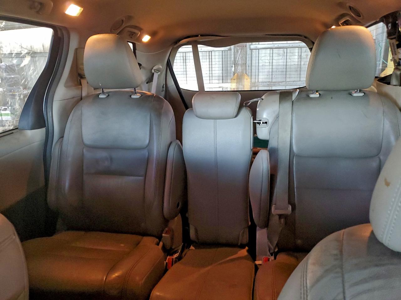2017 TOYOTA SIENNA XLE photo 19