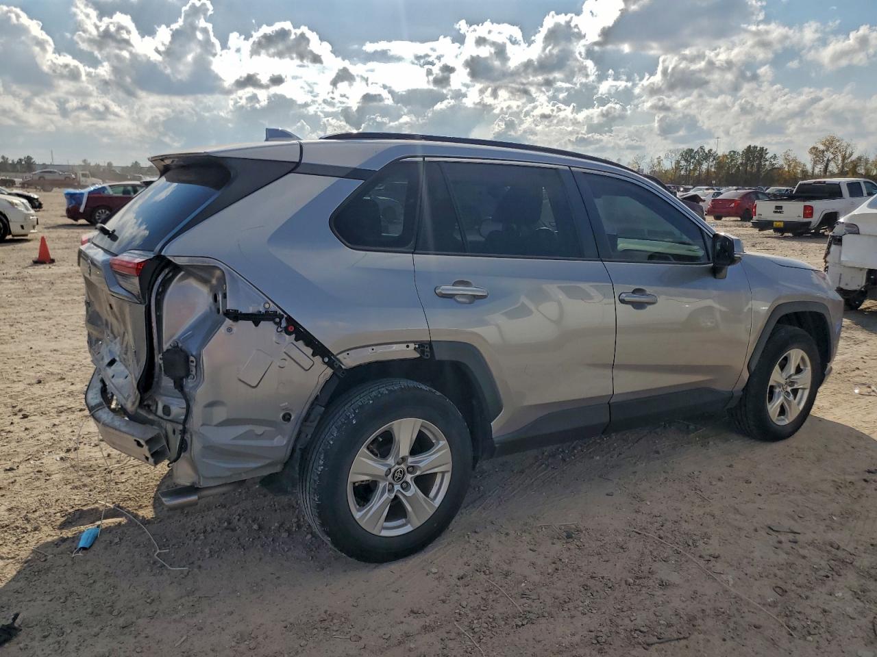 2021 TOYOTA RAV4 XLE photo 3