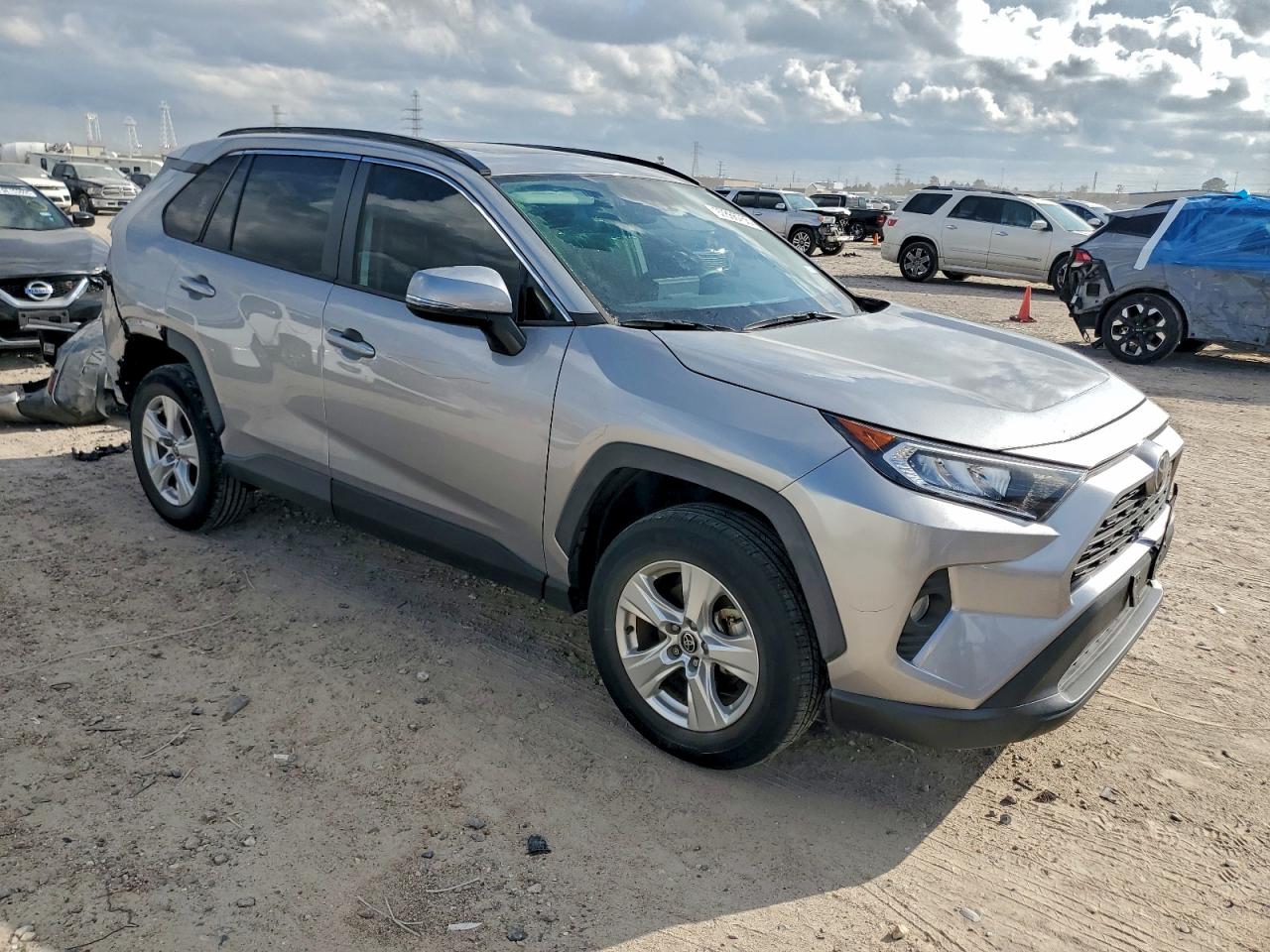 2021 TOYOTA RAV4 XLE photo 4