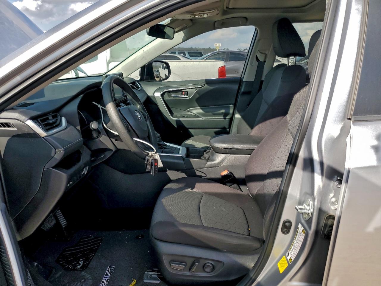 2021 TOYOTA RAV4 XLE photo 7