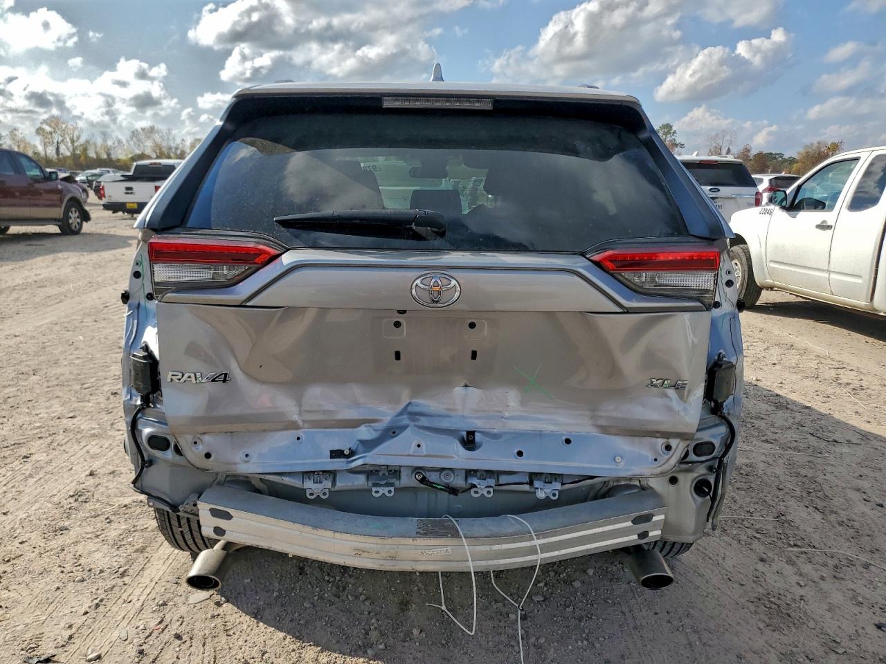 2021 TOYOTA RAV4 XLE photo 6