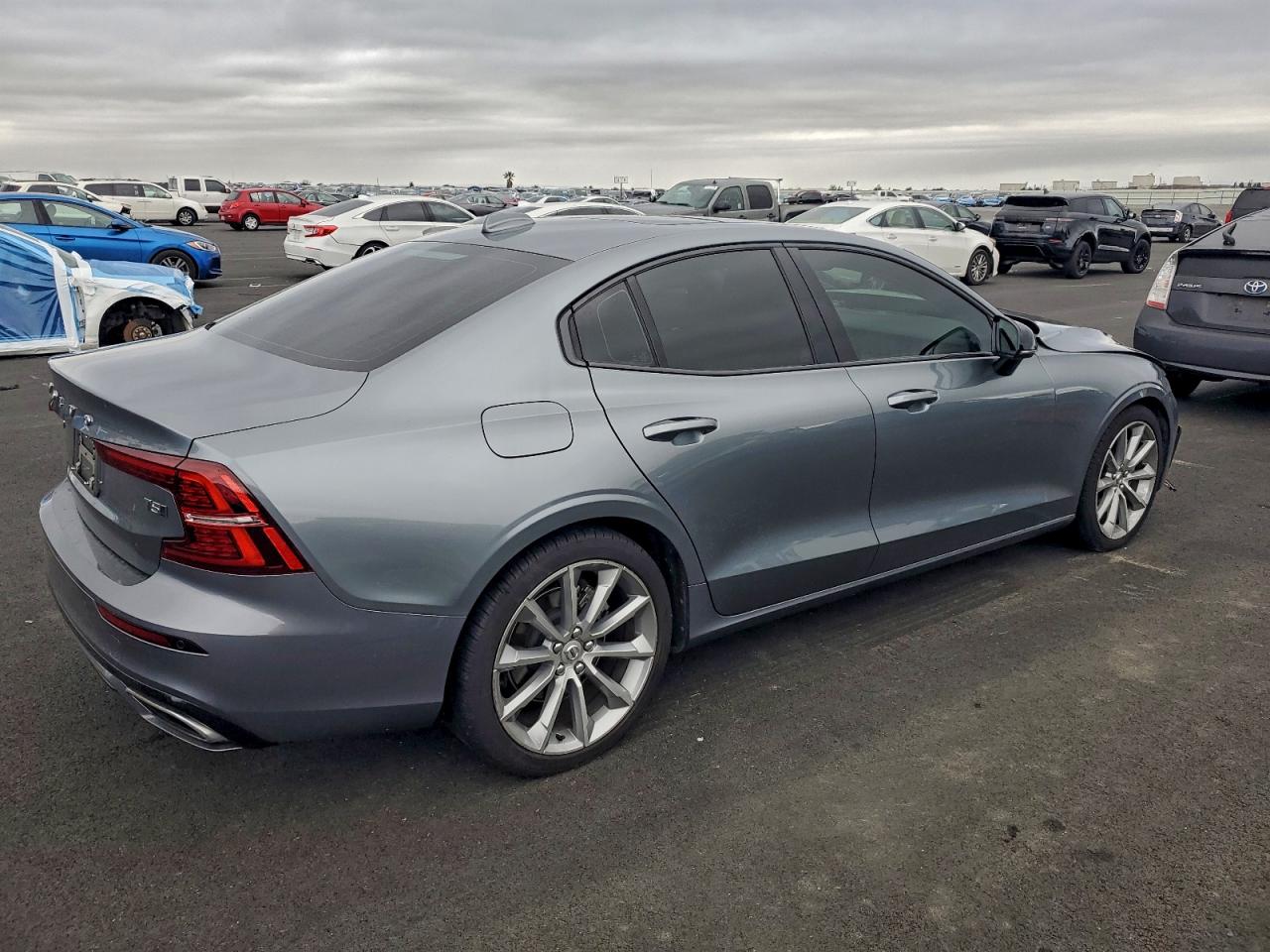 2021 VOLVO S60 T5 MOMENTUM photo 3