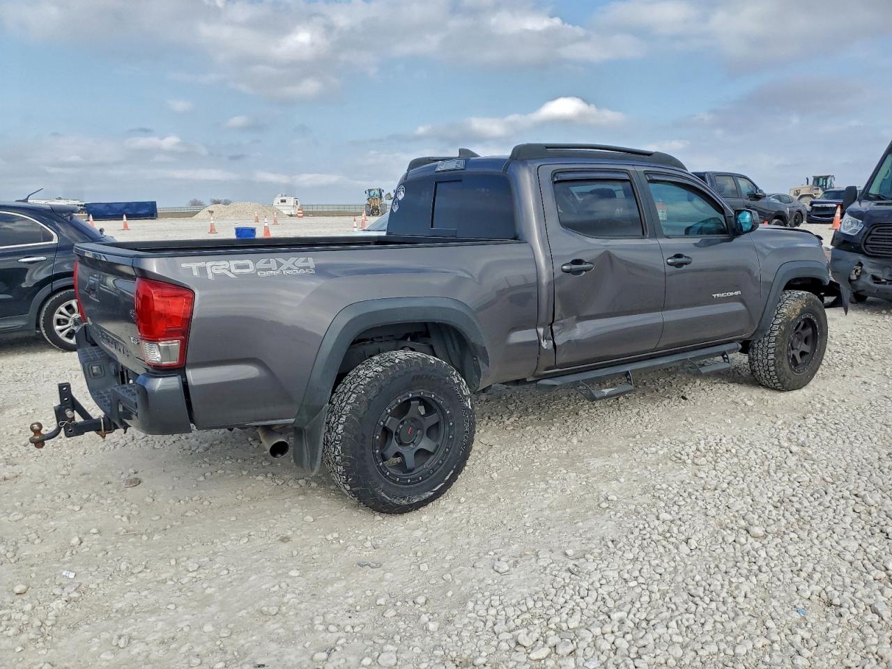 2017 TOYOTA TACOMA DOUBLE CAB photo 3