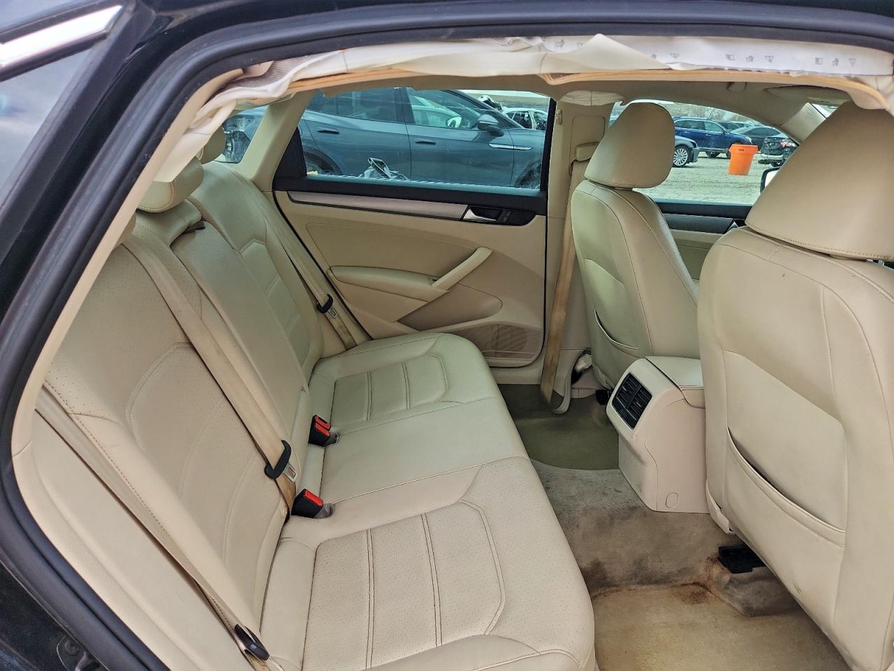 2014 VOLKSWAGEN PASSAT SE photo 10