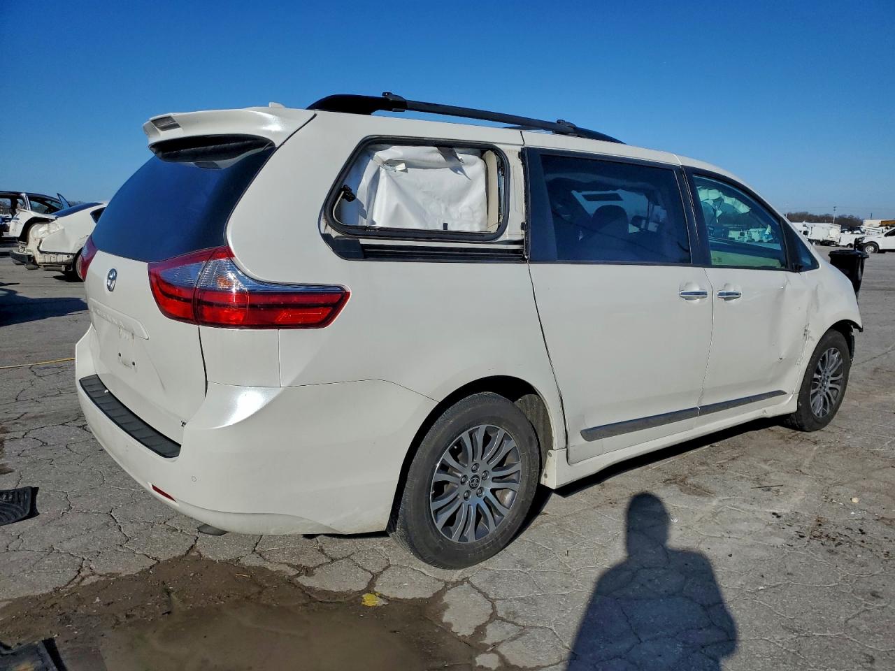 2020 TOYOTA SIENNA XLE photo 3