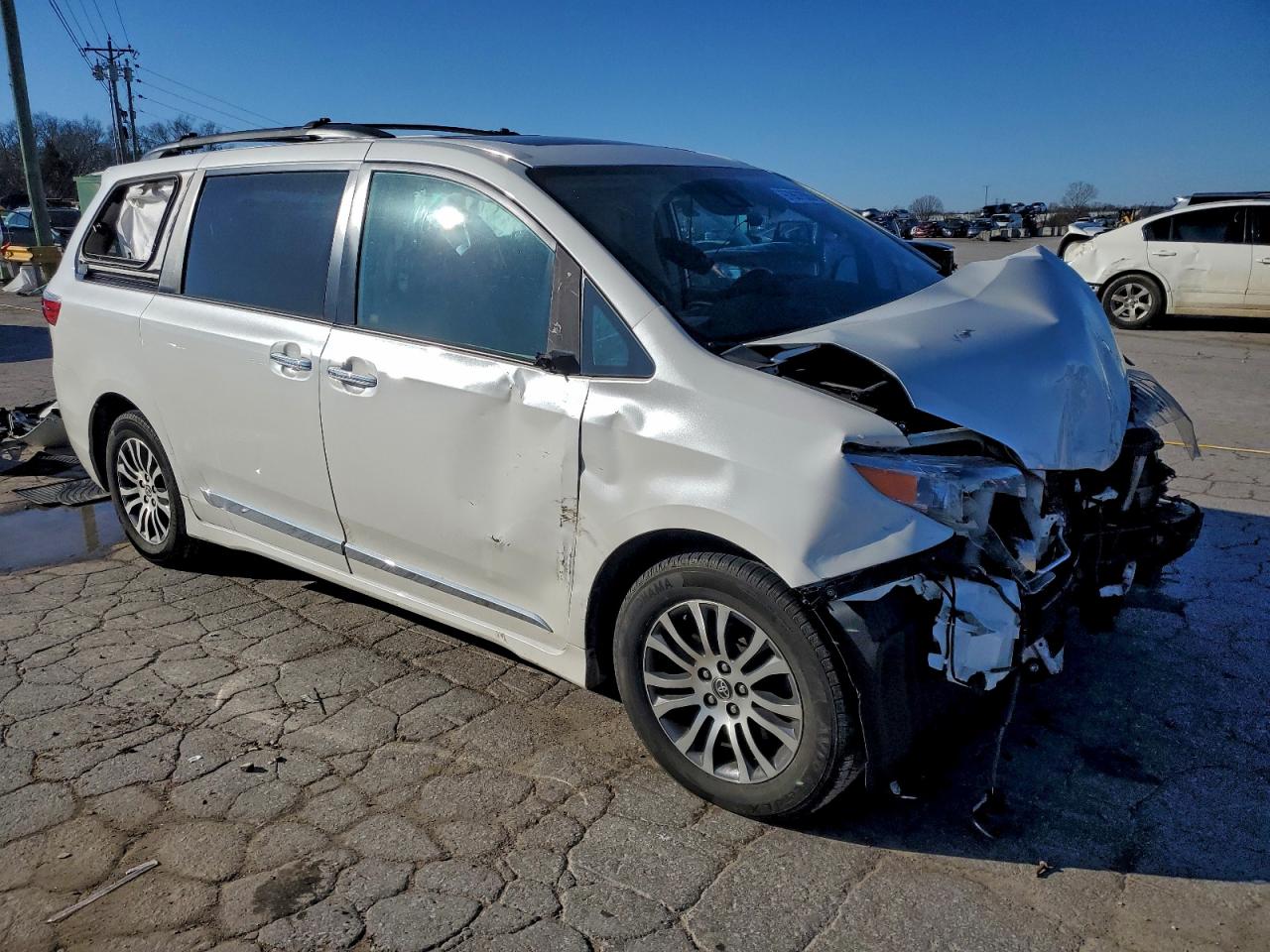 2020 TOYOTA SIENNA XLE photo 4