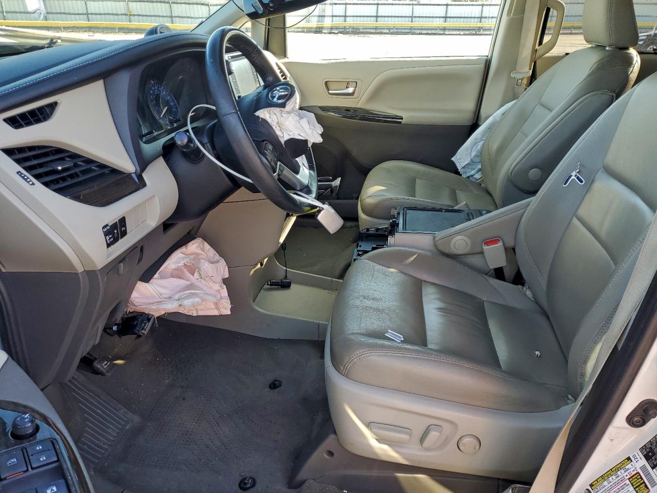2020 TOYOTA SIENNA XLE photo 7