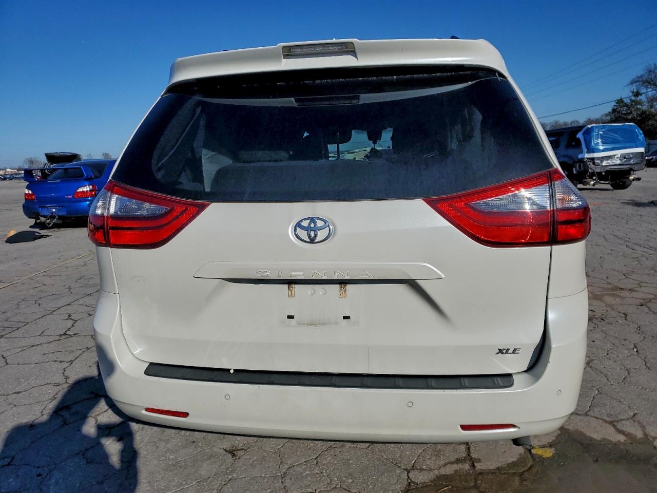 2020 TOYOTA SIENNA XLE photo 6