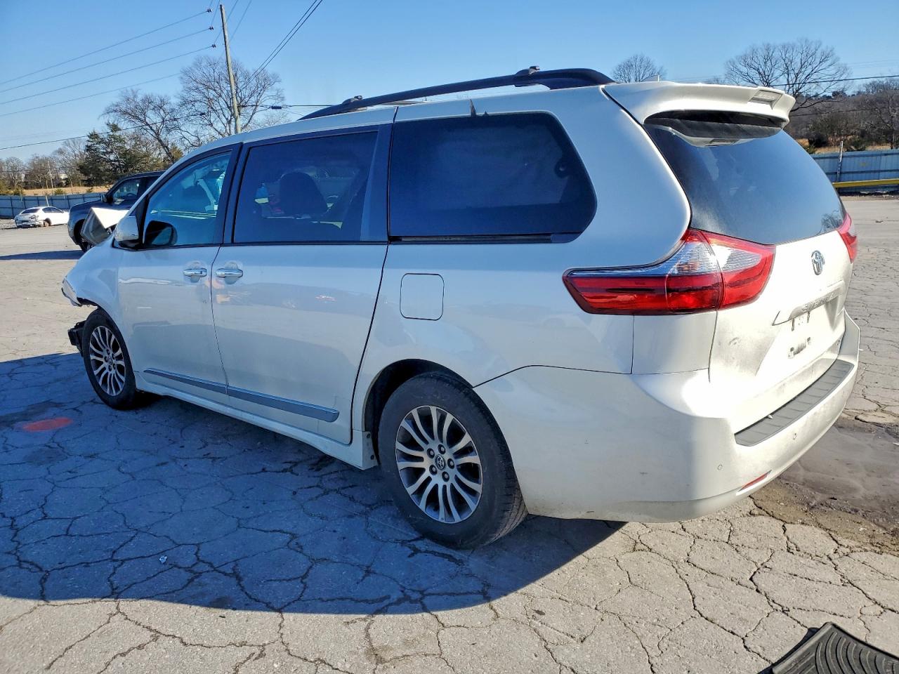 2020 TOYOTA SIENNA XLE photo 2