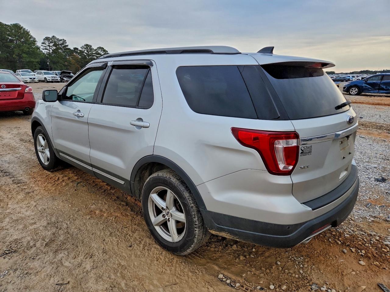 2018 FORD EXPLORER XLT photo 2