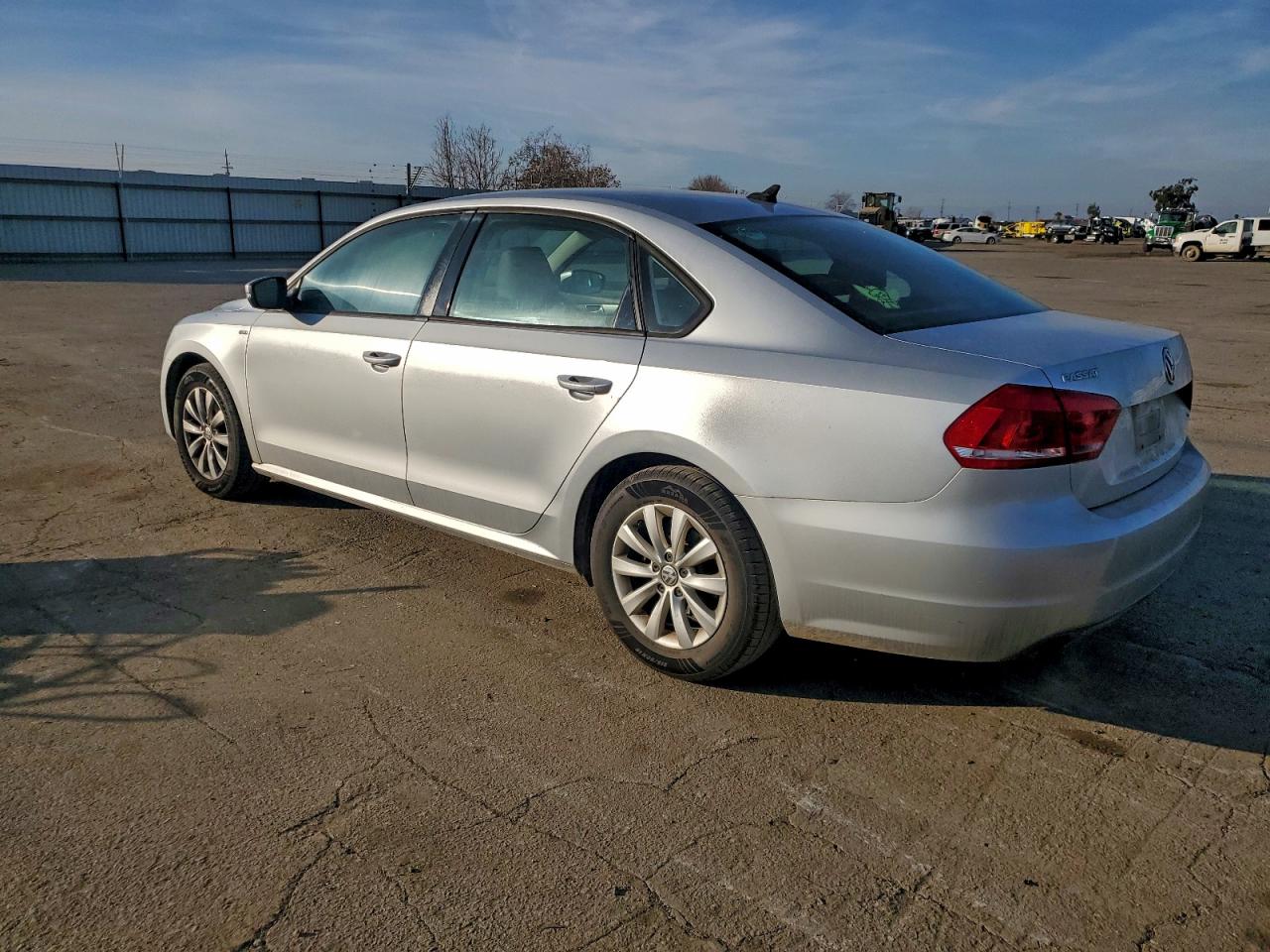 2015 VOLKSWAGEN PASSAT S photo 2