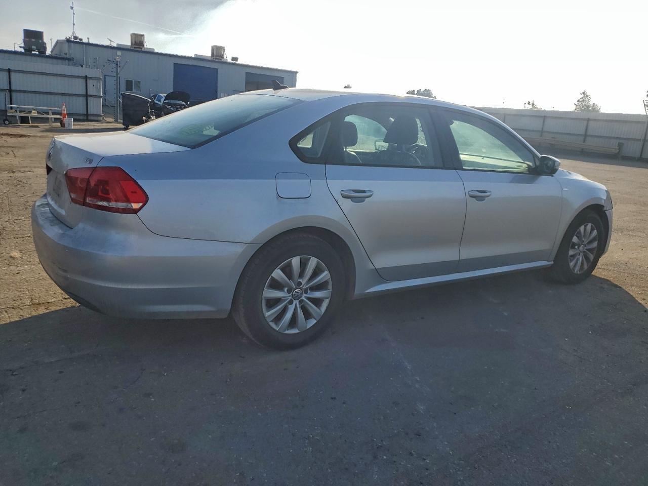 2015 VOLKSWAGEN PASSAT S photo 3