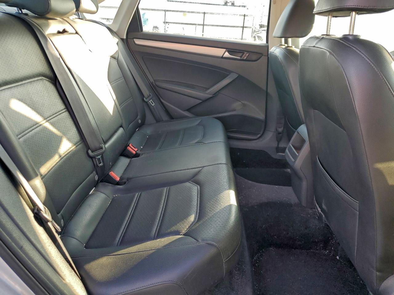 2015 VOLKSWAGEN PASSAT S photo 10