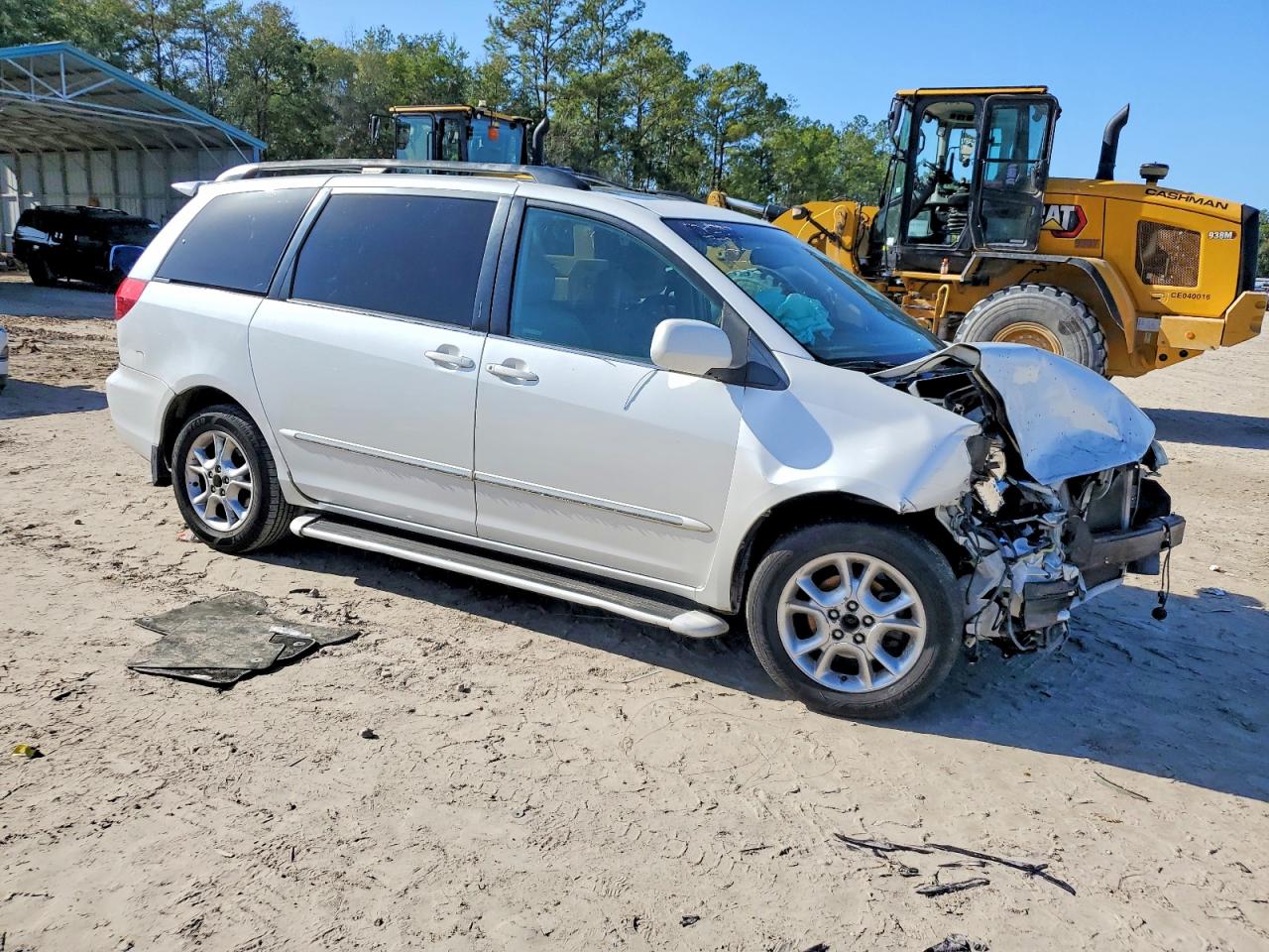 2004 TOYOTA SIENNA XLE photo 4