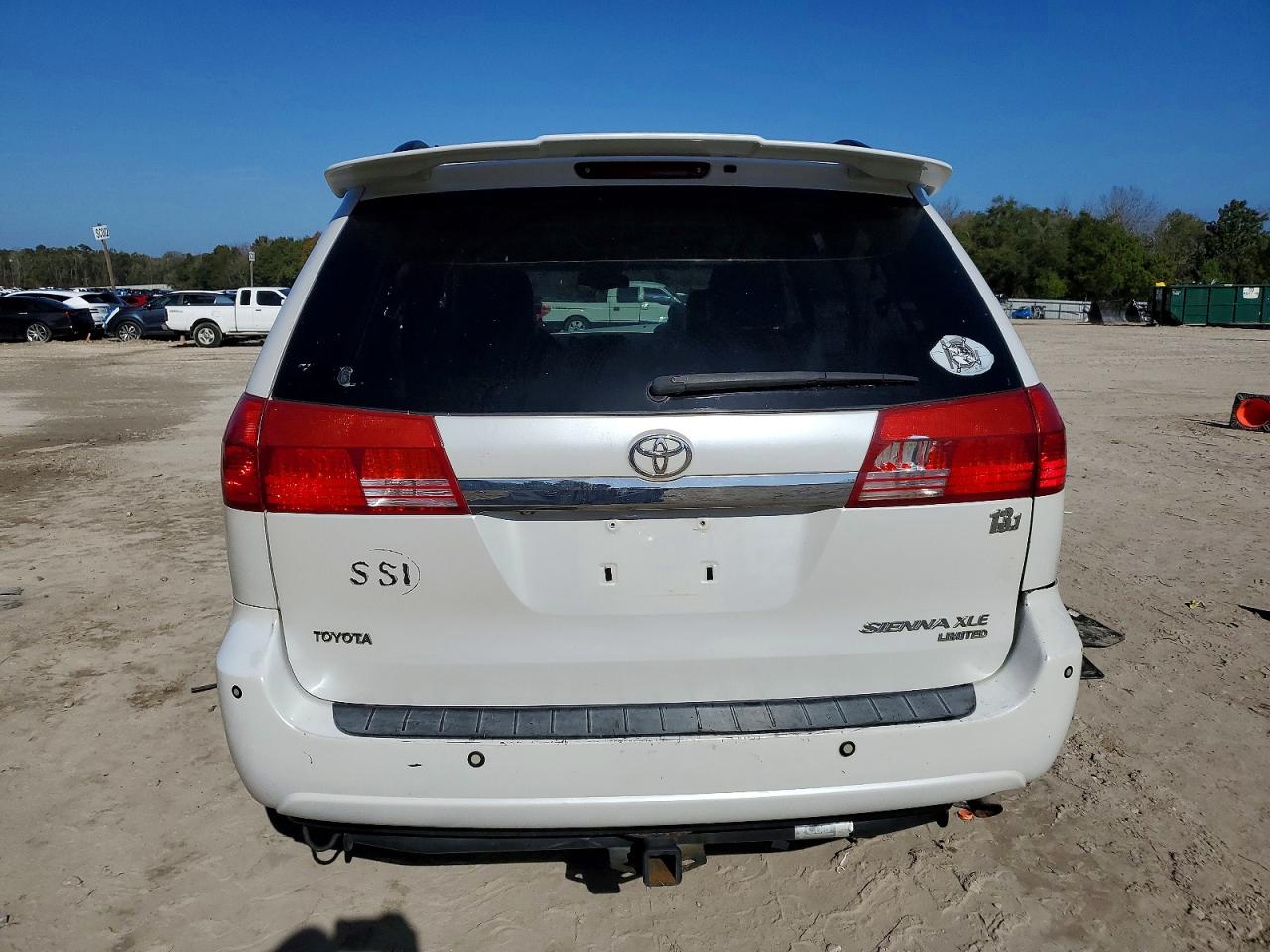 2004 TOYOTA SIENNA XLE photo 6