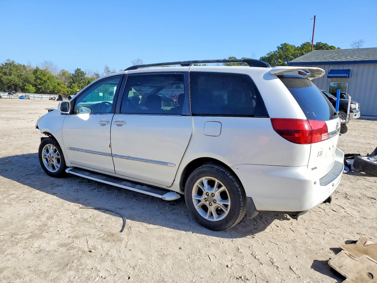 2004 TOYOTA SIENNA XLE photo 2