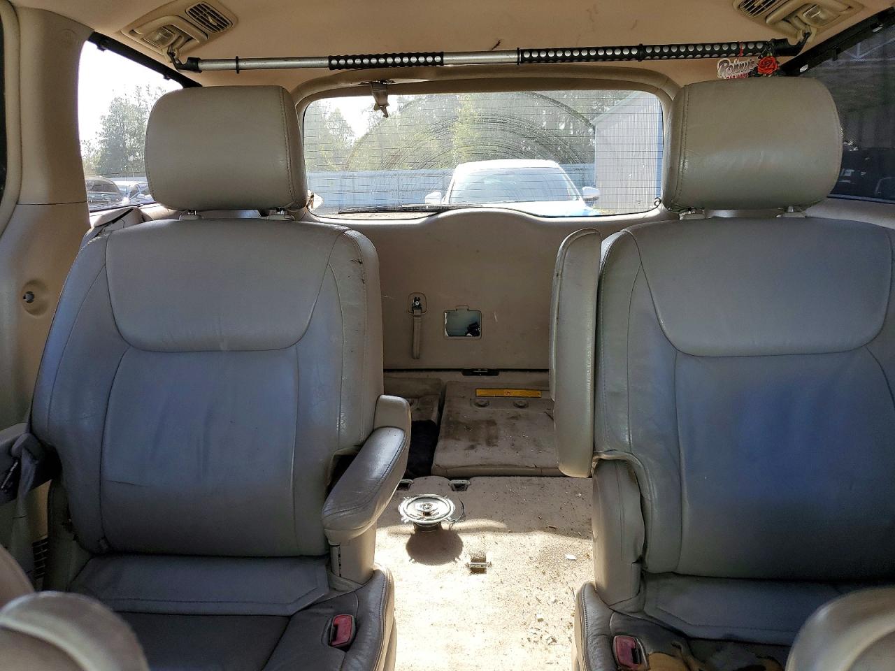 2004 TOYOTA SIENNA XLE photo 10