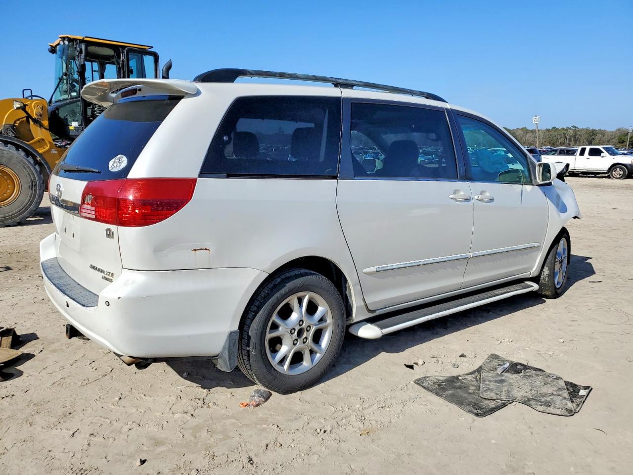 2004 TOYOTA SIENNA XLE photo 3