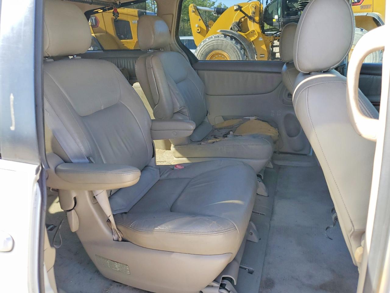 2004 TOYOTA SIENNA XLE photo 11