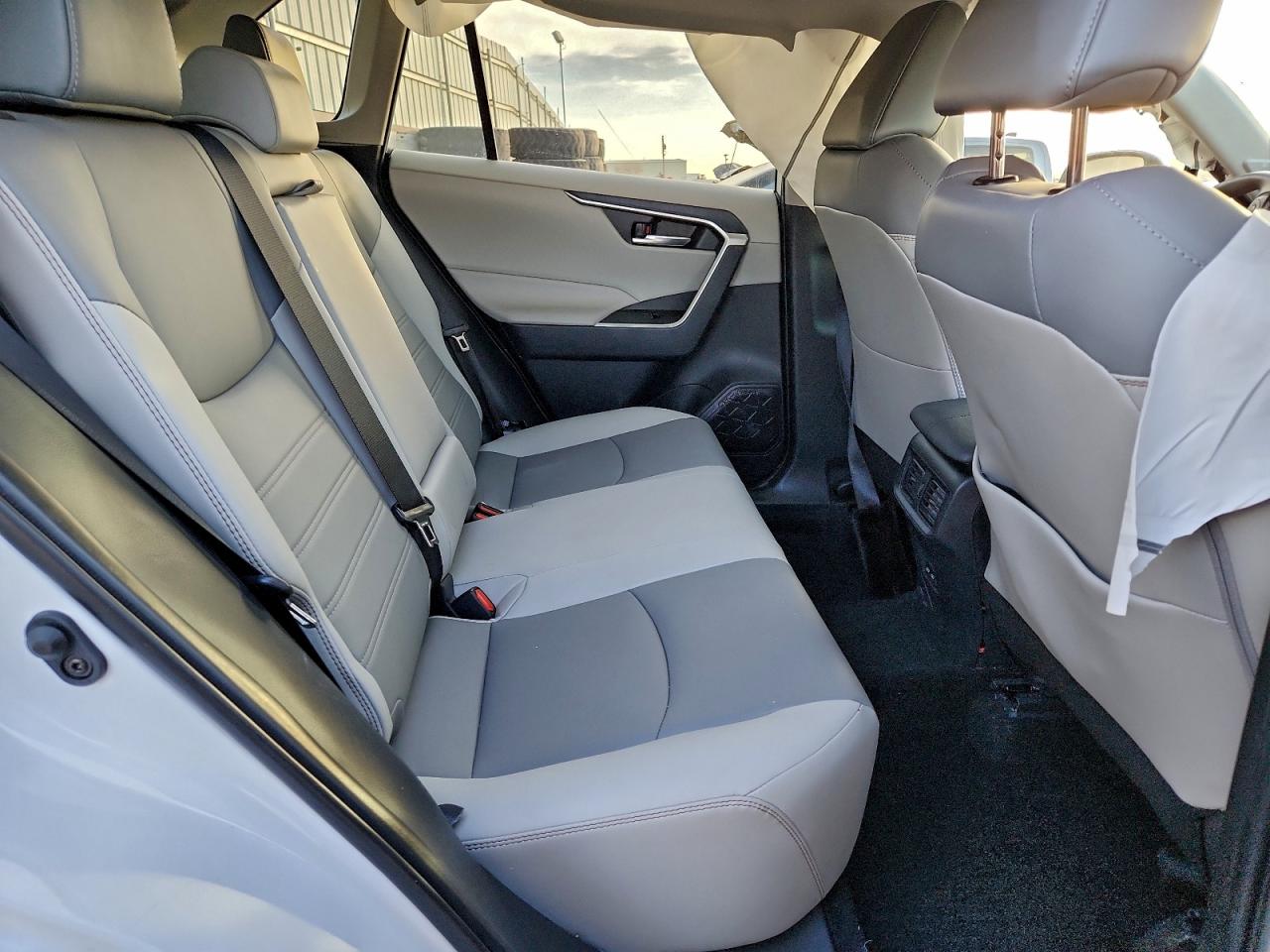 2024 TOYOTA RAV4 XLE PREMIUM photo 11