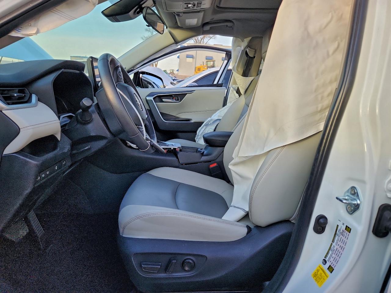 2024 TOYOTA RAV4 XLE PREMIUM photo 7