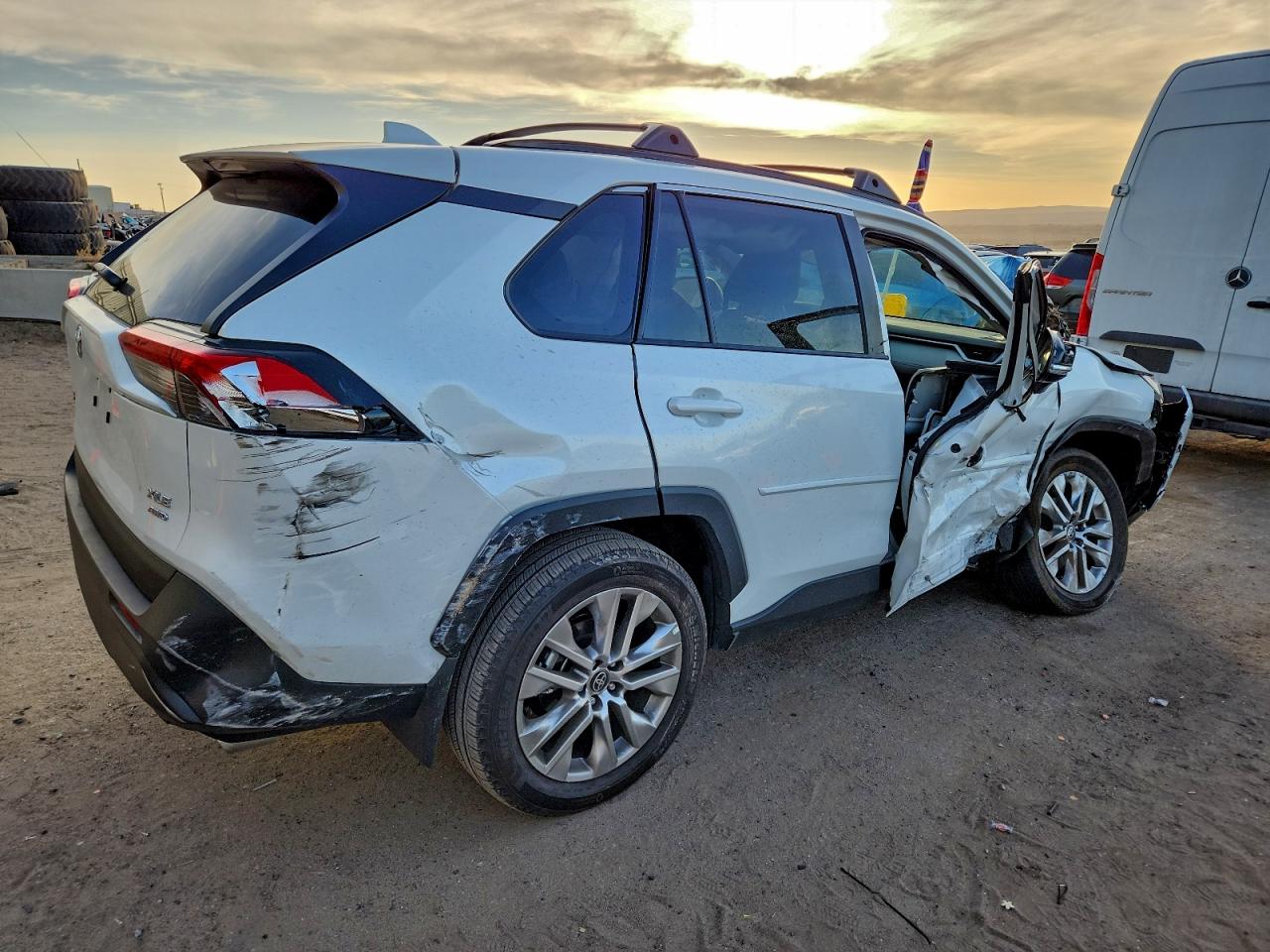 2024 TOYOTA RAV4 XLE PREMIUM photo 3