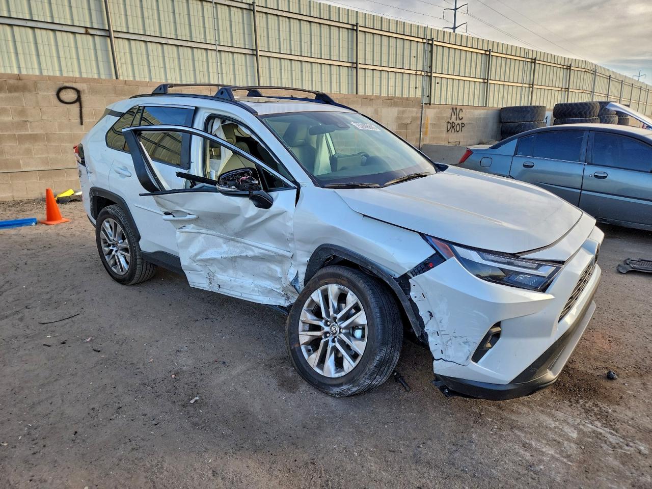 2024 TOYOTA RAV4 XLE PREMIUM photo 4