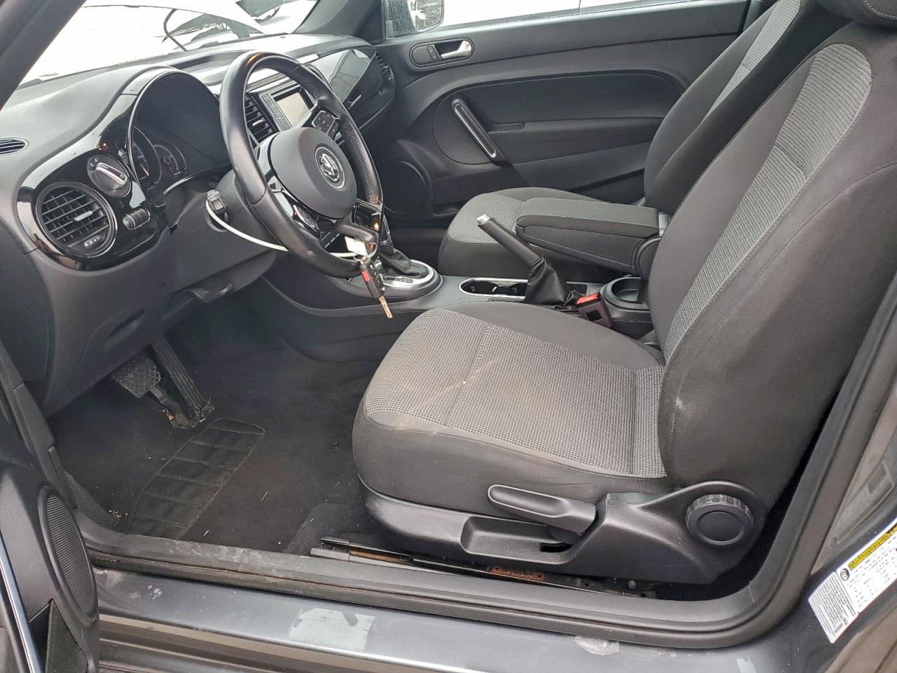 2018 VOLKSWAGEN BEETLE S photo 13