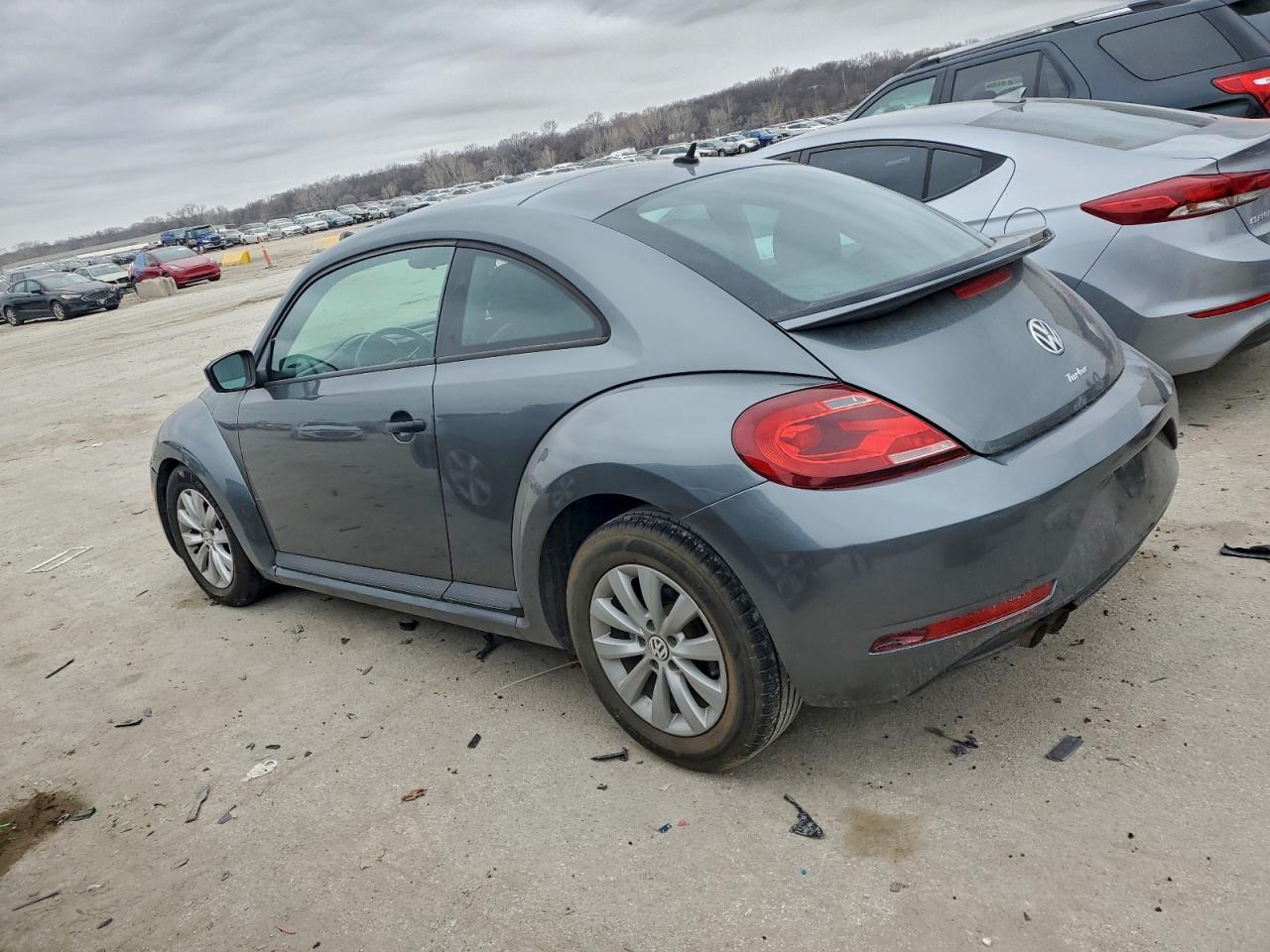 2018 VOLKSWAGEN BEETLE S photo 3