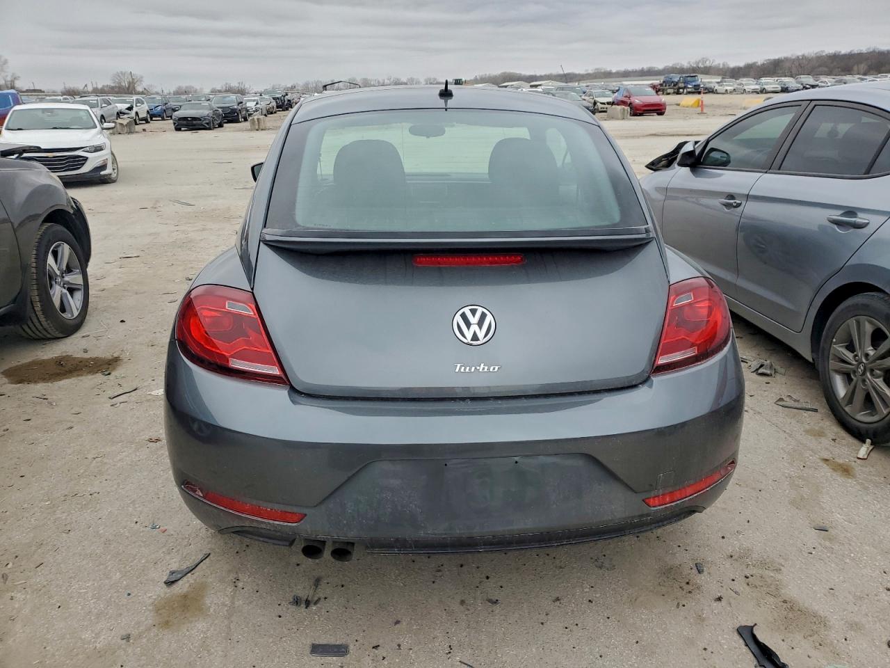 2018 VOLKSWAGEN BEETLE S photo 11