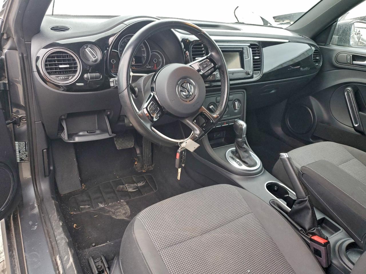 2018 VOLKSWAGEN BEETLE S photo 15