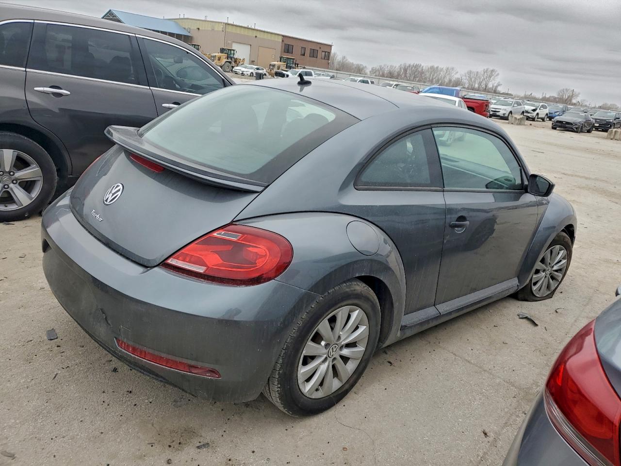 2018 VOLKSWAGEN BEETLE S photo 5