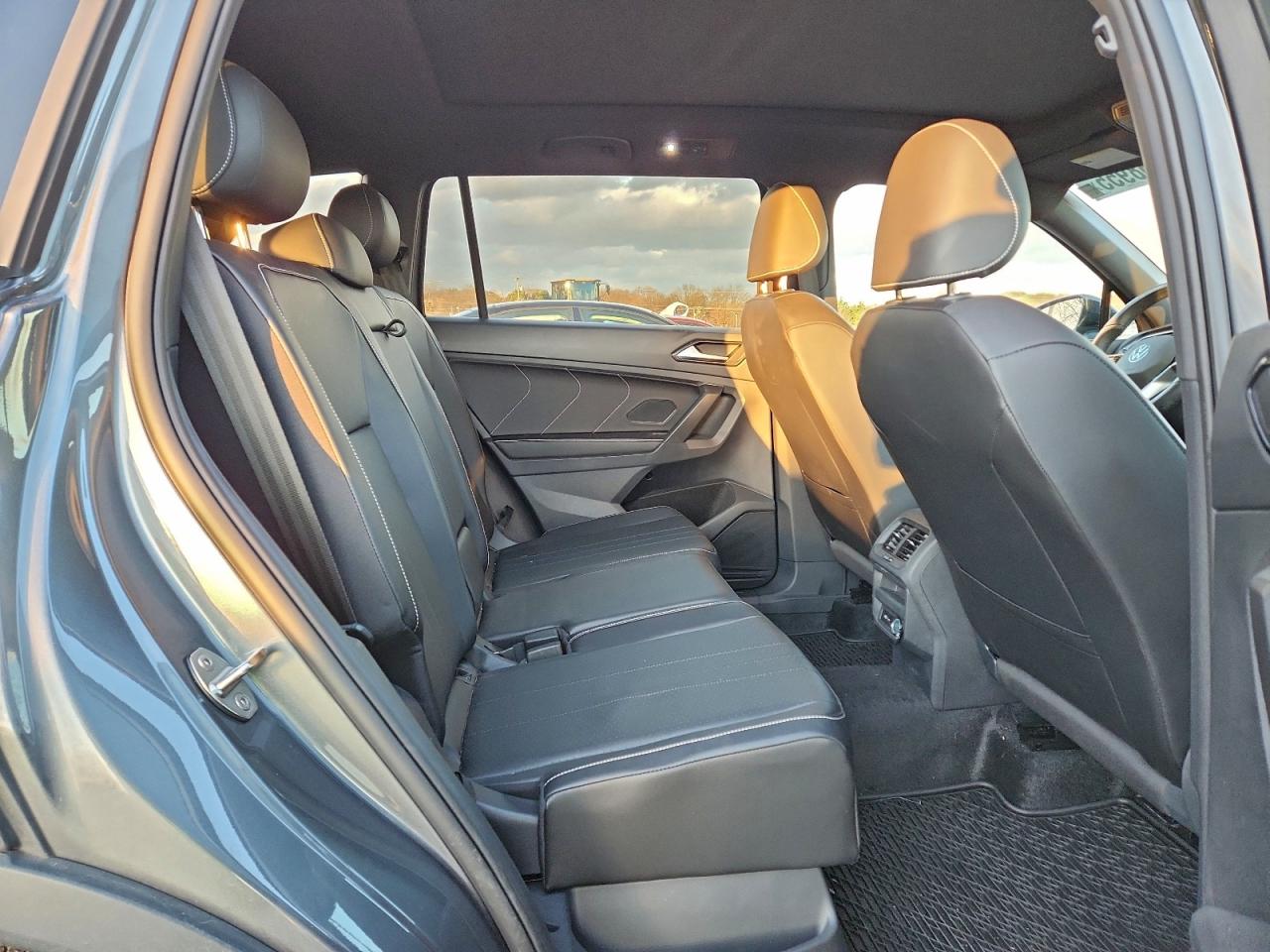2024 VOLKSWAGEN TIGUAN SE R-LINE BLACK photo 11