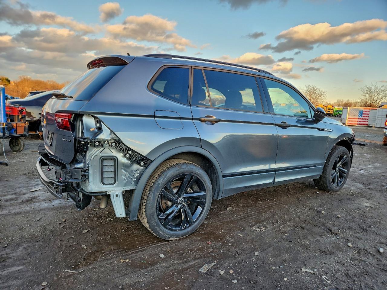 2024 VOLKSWAGEN TIGUAN SE R-LINE BLACK photo 3