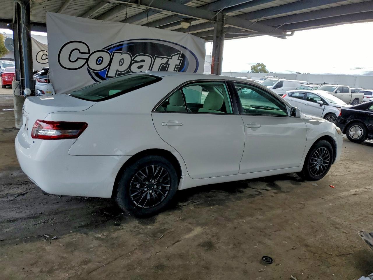 2011 TOYOTA CAMRY BASE photo 3