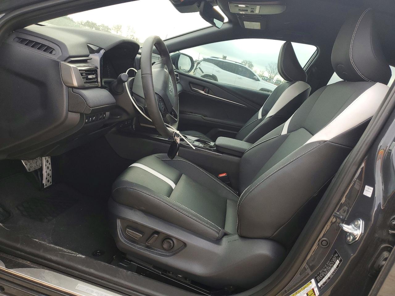 2025 TOYOTA CAMRY photo 7