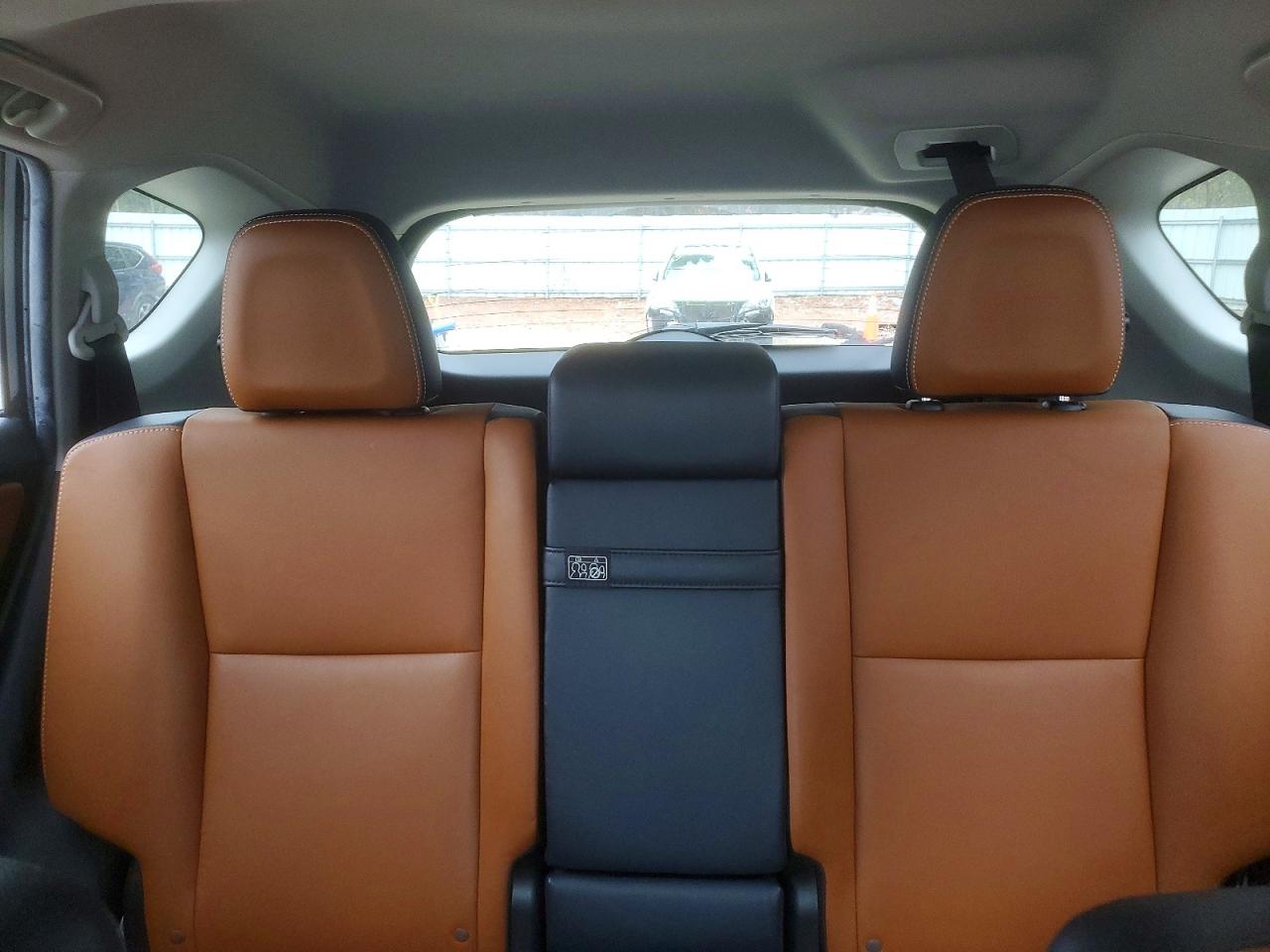2017 TOYOTA RAV4 HV LIMITED photo 10